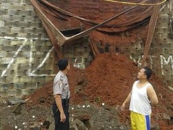 Awas! Dinding Beton Penyangga Tanah di Tol Tanah Kusir Alami Longsor