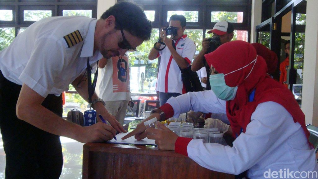 Pilot dan Siswa Penerbang Tes Urine Pilot dan Siswa Penerbang Tes Urine