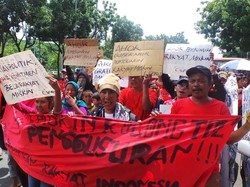 Warga yang Tinggal di Kolong Tol di Penjaringan Demo Ahok, Tolak Penggusuran