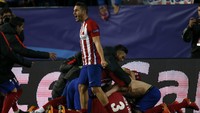 Para pemain Atletico Madrid merayakan keberhasilan mereka melaju ke perempatfinal. REUTERS/Susana Vera.