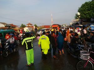 Banjir di Depan Kahatex, Kemacetan Mengular Sampai Gerbang Tol Cileunyi