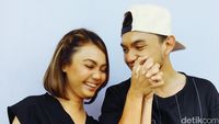 Love is in the Air! Mesranya Rina Nose dan Calon Suami