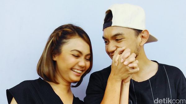Love is in the Air! Mesranya Rina Nose dan Calon Suami