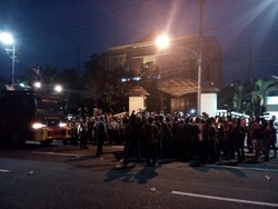 La Nyalla Jadi Tersangka, Ratusan Pendukung Demo Kejati Jatim