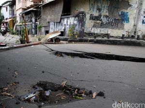 Jalan Inspeksi di Palmerah Ditutup karena Ambles