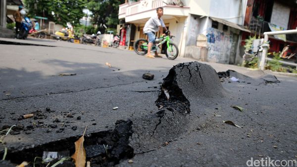 Jalan Inspeksi di Palmerah Ambles