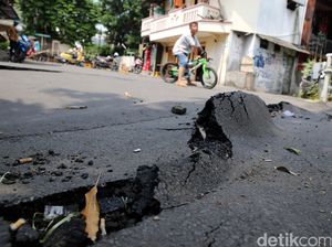 Jalan Inspeksi di Palmerah Ambles