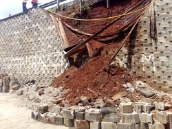 Beton Penyangga Tol JORR KM 16+700 Longsor, Lalu Lintas Tak Terpengaruh