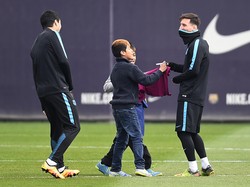 Menerobos ke Latihan Barcelona, Tiga Bocah Ini Malah Diajak Main Bola