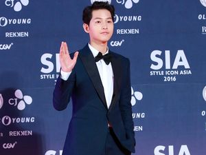 Song Joong Ki hingga Park Bo Gum Raih Piala di Style Icon Asia 2016 Song Joong Ki hingga Park Bo Gum Raih Piala di Style Icon Asia 2016