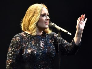 Lamaran di Konser Adele, Pasangan Ini Dapat Bonus Diundang Naik ke Panggung Lamaran di Konser Adele, Pasangan Ini Dapat Bonus Diundang Naik ke Panggung