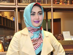 Momen Ramadhan Eddies Adelia dengan Suami yang Sama Momen Ramadhan Eddies Adelia dengan Suami yang Sama