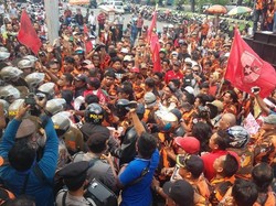 Pendukung La Nyalla Kembali Demo Kejati Jatim, Sempat Adu Dorong dengan Polisi