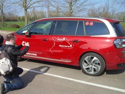 Citroen C4 Picasso Diuji Tanpa Kendali Manusia