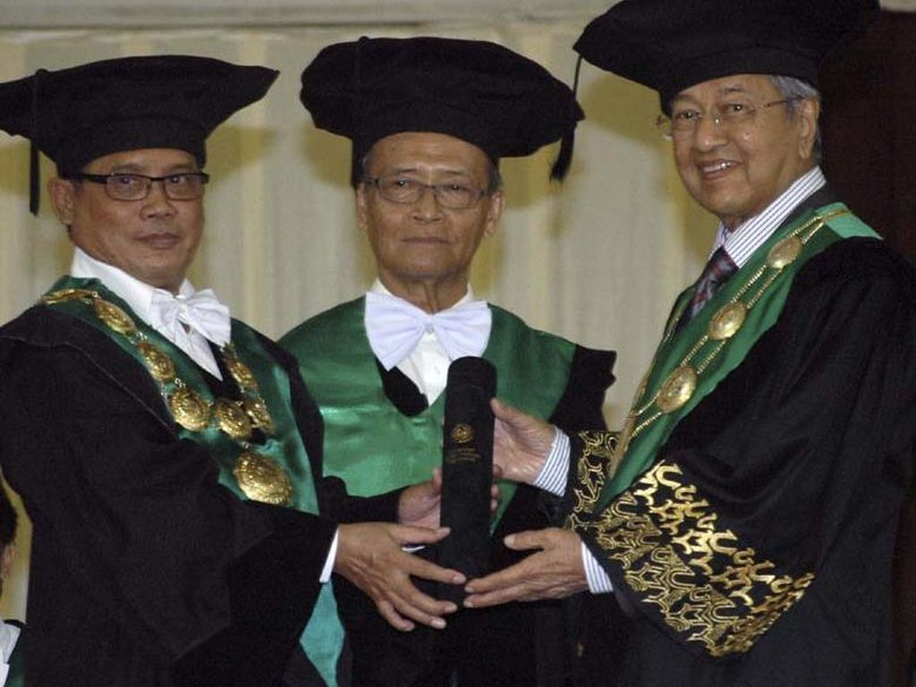 UMY Anugerahi Mahathir Muhammad Gelar Doktor Honoris Causa