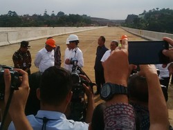 Jokowi Pantau Proyek Tol Cisumdawu