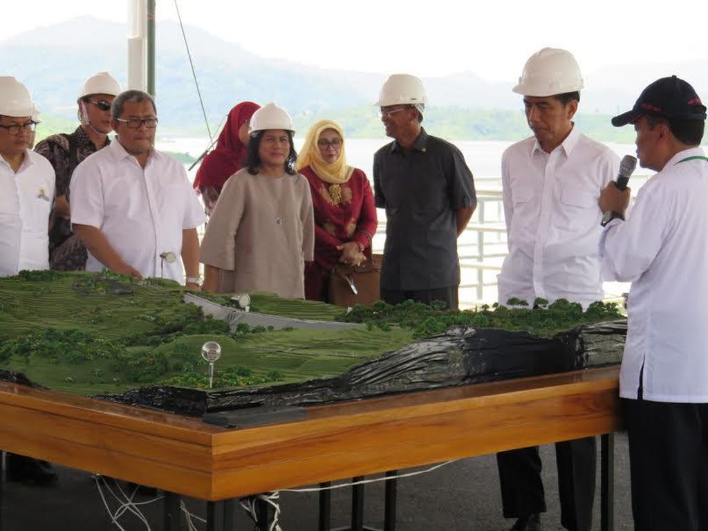 Tinjau Bendungan Jatigede, Jokowi: Ini Akan Mengairi 90 Ribu Hektar Sawah Tinjau Bendungan Jatigede, Jokowi: Ini Akan Mengairi 90 Ribu Hektar Sawah