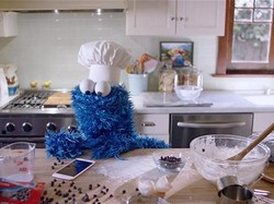 Cookie Monster Buat Kue dengan Bantuan Siri