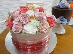 Membentuk Buttercream Menjadi Flower Blossom yang Cantik!
