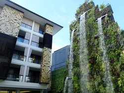 Trans Resort Bali yang Fotogenik, Dari Kolam Berpasir Putih Hingga Taman Vertikal