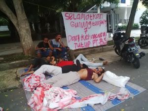 Warga Mogok Makan Tolak Tambang Emas Tumpangpitu Banyuwangi