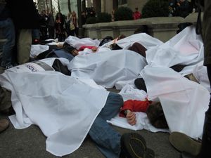 Protes Donald Trump, Demonstran Pura-pura Mati di Depan Trump Tower Protes Donald Trump, Demonstran Pura-pura Mati di Depan Trump Tower