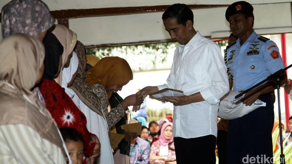 Jokowi Beri Bantuan Sosial ke Warga Sumedang
