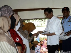 Jokowi Bagikan Bantuan Program Keluarga Harapan di Sumedang