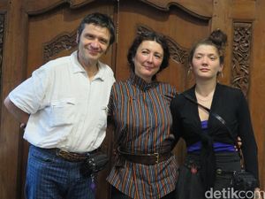 Grup Wayang Prancis Les Remouleurs Belajar Pencak Silat di Yogyakarta