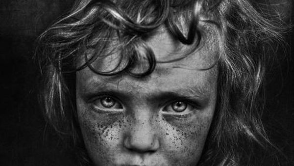 Karya Dramatis Juara B&W Child Photography