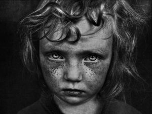 Karya Dramatis Juara B&W Child Photography