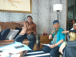 Bupati Dedi Marahi Kades karena Biarkan 10 Warga Huni Gubuk di Tengah Sawah