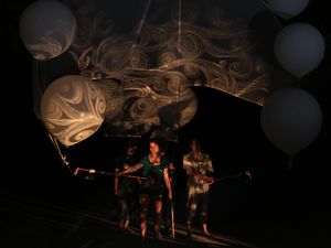 Tantangan Grup Les Remouleurs Pentaskan Wayang Layang Raksasa di Jakarta