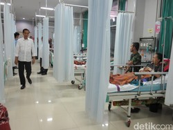 Tinjau RSUD Sumedang, Jokowi Minta Menkes Tambah Ruang Perawatan