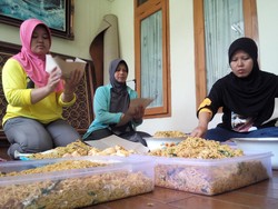 Rumah Bupati Bandung Jadi Dapur Umum, Sebarkan 700 Nasi Bungkus Setiap Hari