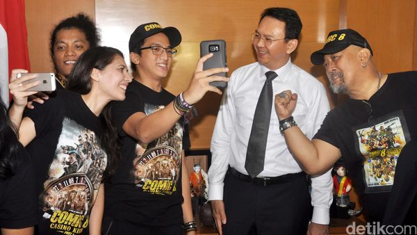Selfie Time! Bintang Comic 8 Narsis Bareng Ahok