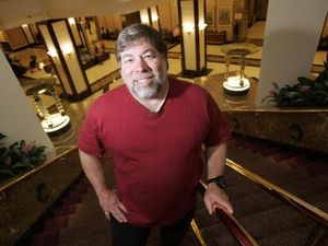 Ulang Tahun, Pendiri Apple Bagi-bagi MacBook dan iPhone