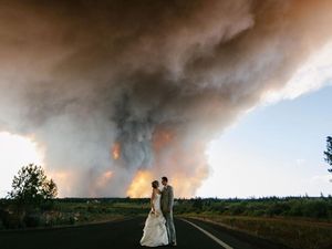 7 Foto Pernikahan Ekstrem yang Pernah Dibuat, di Atas Tebing & Latar Tornado