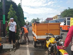 Ada Tiang Terpasang di Trotoar, Bupati Dedi Kesal dan Ancam Bongkar