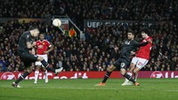 MU coba menekan, namun gagal menambah gol. Reuters/Jason Cairnduff.