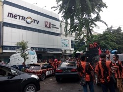 Ratusan Pendukung La Nyalla Datangi Kantor Metro TV Jatim
