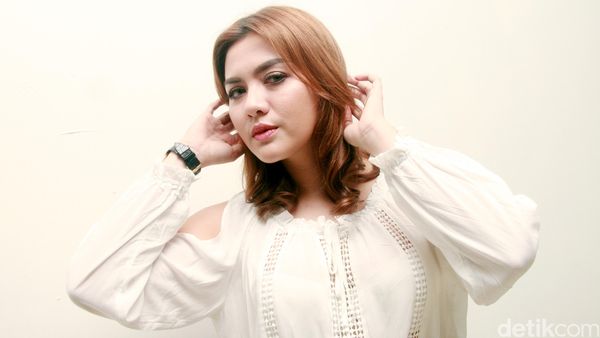 Vicky Shu Cantik dengan Rambut Pendek