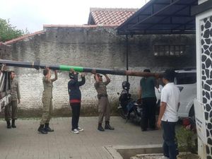 20 Tiang di Trotoar Purwakarta Dibongkar, Telkom: Bukan Punya Kita