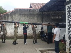 20 Tiang di Trotoar Purwakarta Dibongkar, Telkom: Bukan Punya Kita