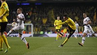 Bermain di White Hart Lane, Jumat (18/3/2016) dinihari WIB, Pierre-Emerick Aubameyang menginspirasi kemenangan Dortmund dengan memborong dua gol. Reuters/Eddie Keogh.
