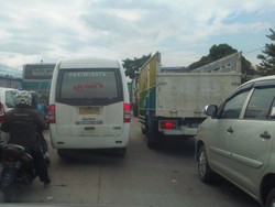 Jalanan Depan Kahatex Kembali Digenangi Air, Bandung-Nagreg Macet 2 Km