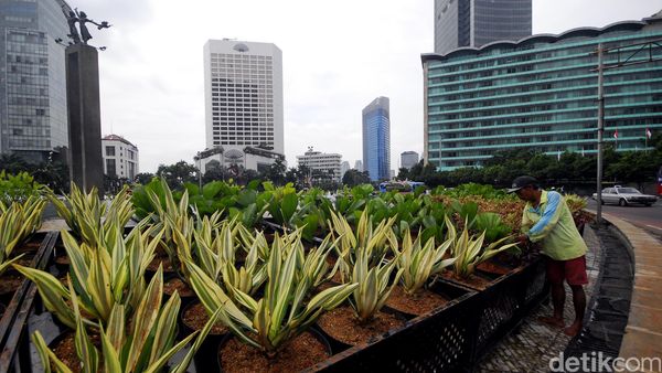 Taman Bundaran HI Terus Dipercantik