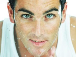 Riset: 54% Pria Mengaku Rajin Pakai Pelembab dan Krim Mata