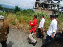 Jokowi Geleng-geleng Lihat Proyek Hambalang yang Dipenuhi Ilalang