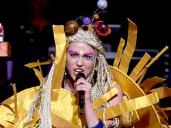 Miley Cyrus Rajin Yoga Agar Tetap Waras